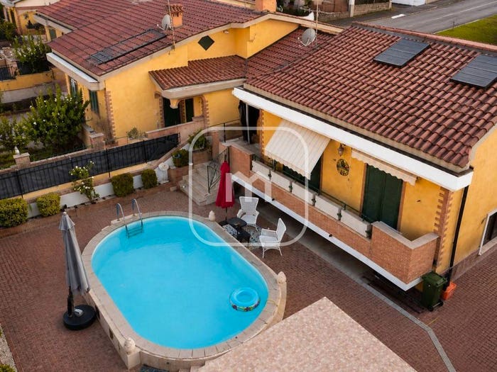 Casa quadrilocale in vendita in Via Sannicandro di Bari, Borghesiana, Roma