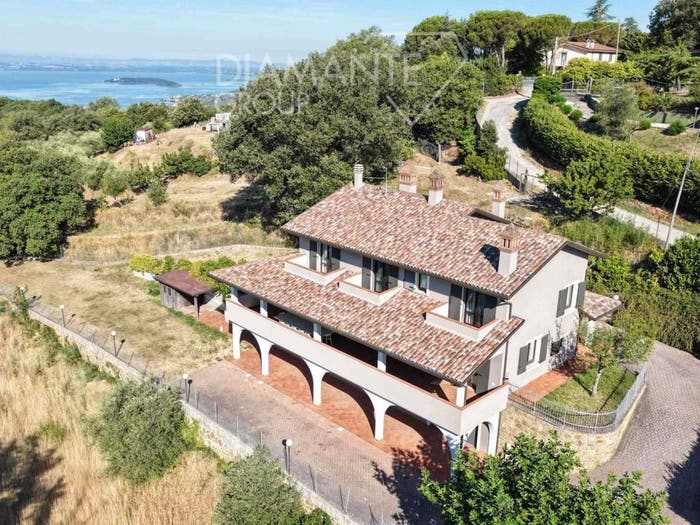 Casa con 6 locali in vendita in Passignano sul Trasimeno