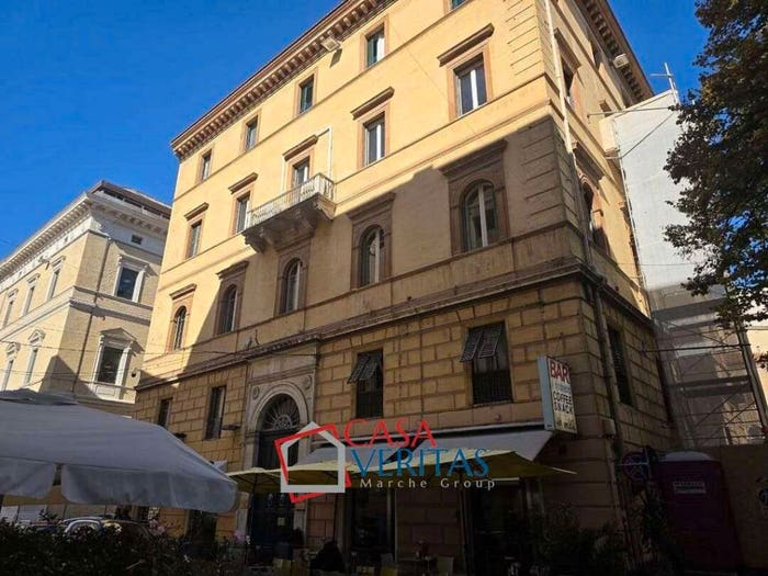 Appartamento con 6 locali in vendita in Corsi, Ancona