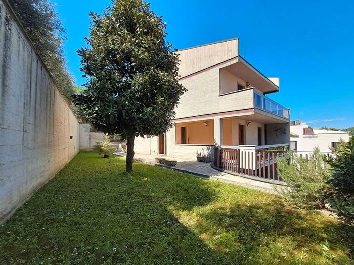 Casa con 6 locali in vendita in Via Messina, Ascoli Piceno