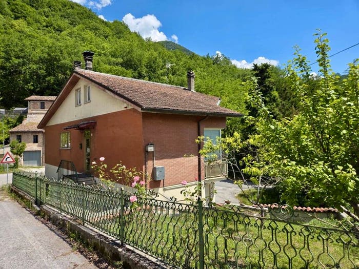 Casa con 5 locali in vendita in via Poggio San Romualdo, Albacina Borgo Tufico, Fabriano