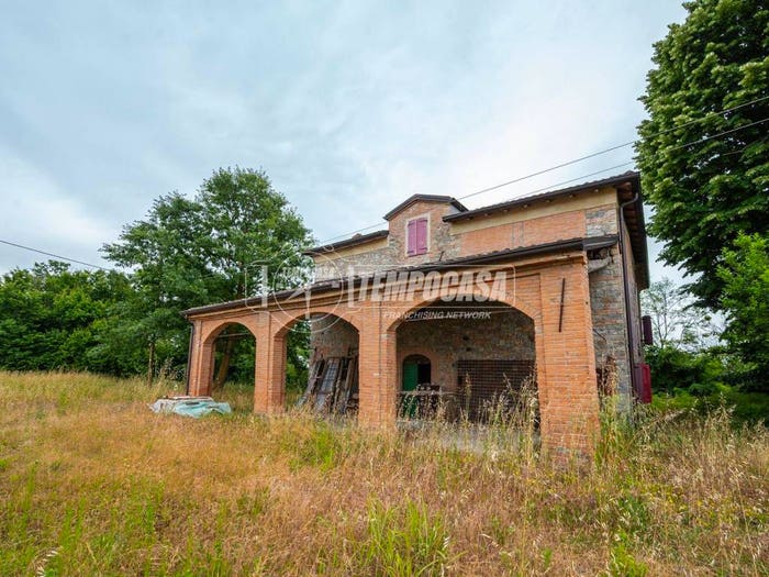 Casa con 6 locali in vendita in Strada delle Milane, Centro, Medesano