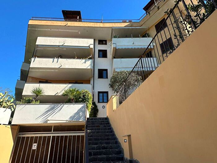 Appartamento trilocale in vendita in Via San Leucio, San Leucio Briano, Caserta