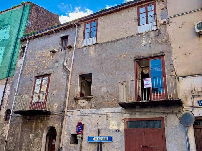 Casa con 6 locali in vendita in Via Camillo Benso di Cavour, Castelbuono