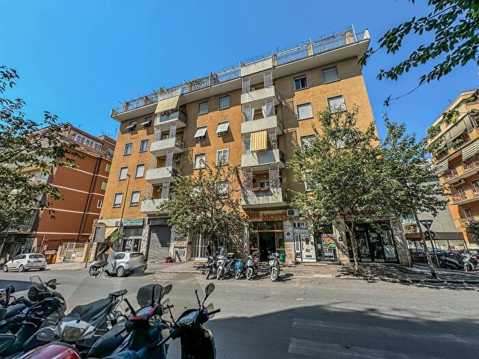 Casa con 5 locali in vendita in Via Tommaso da Celano, Appio Latino, Roma
