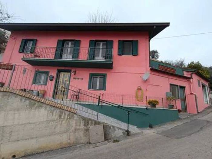 Casa con 6 locali in vendita in Contrada Briccioli, Altino