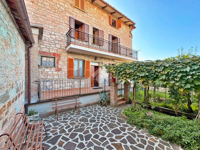 Casa con 6 locali in vendita in Via Carbone, Centro, Costacciaro