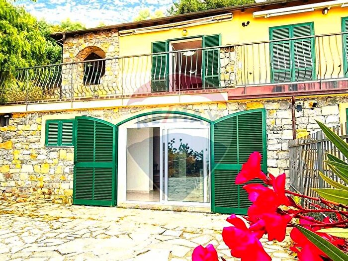 Casa con 6 locali in vendita in Via Fossati, Moiano, Cipressa