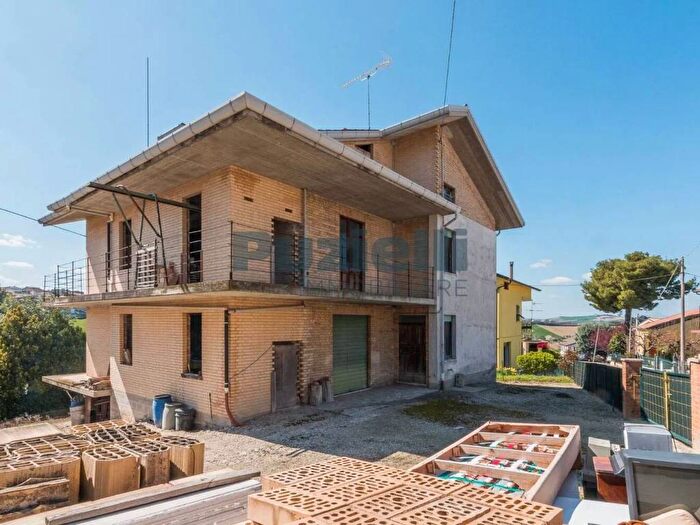 Appartamento con 6 locali in vendita in Via Italia, Fermo