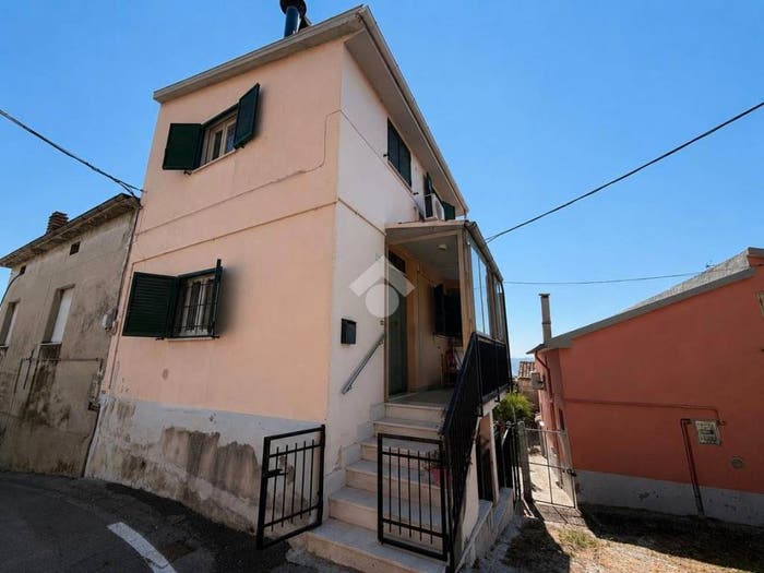 Casa quadrilocale in vendita in Via Umberto I, Centro, Mozzagrogna