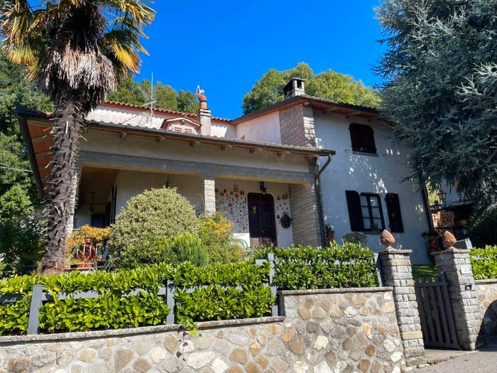 Casa con 6 locali in vendita in VIA VILLAGGIO BENEDETTI, Centro, Chitignano