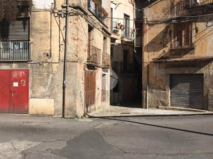 Appartamento trilocale in vendita in Via Carlo d'Aquino, Centro Storico, Cosenza