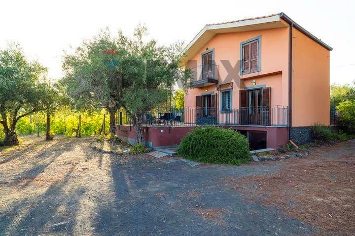Appartamento con 6 locali in vendita in Contrada Arrigo, Linguaglossa