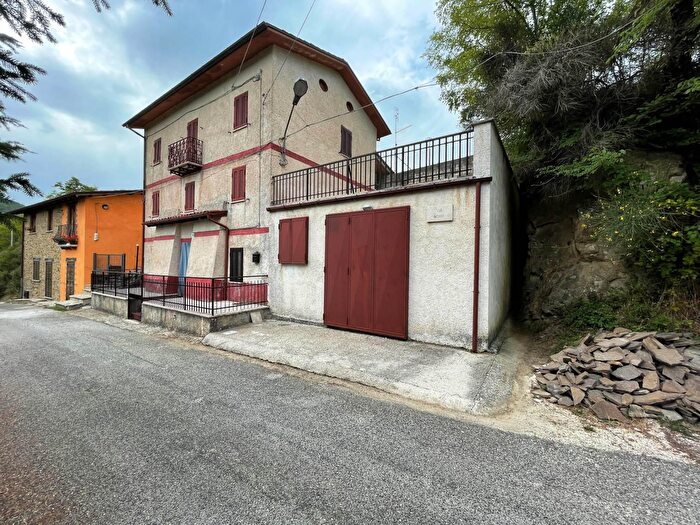 Casa con 6 locali in vendita in Via Reotano, Pescorocchiano