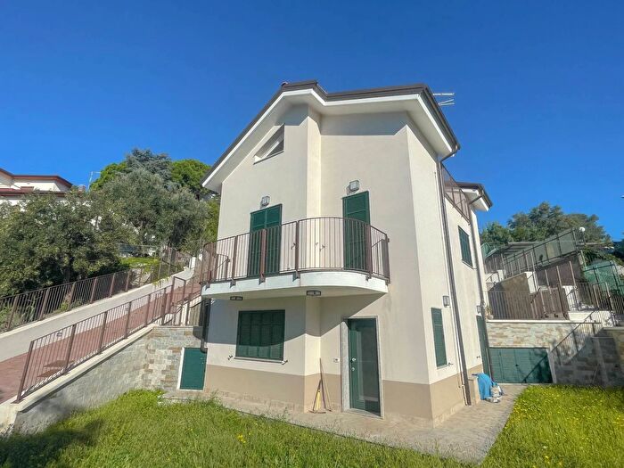 Casa con 5 locali in vendita in Albissola Marina