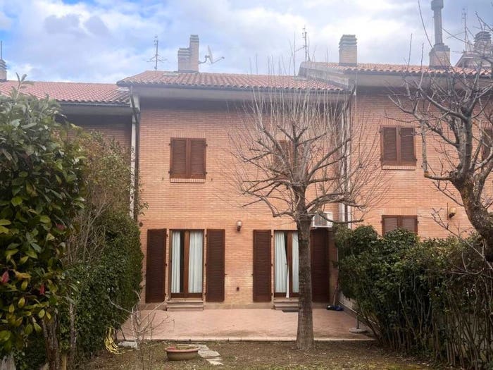 Casa con 6 locali in vendita in montagnano, Centro, Camerino