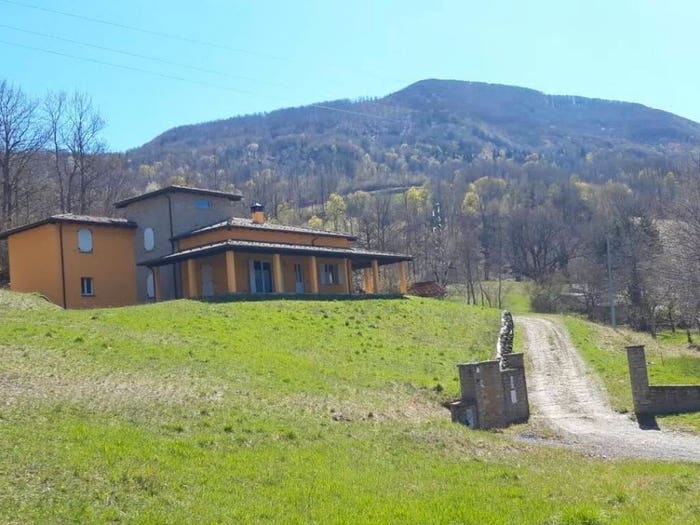 Casa con 6 locali in vendita in Via Giarola, Palanzano