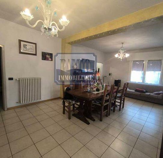 Casa con 6 locali in vendita in Via Feltrina, Montebelluna