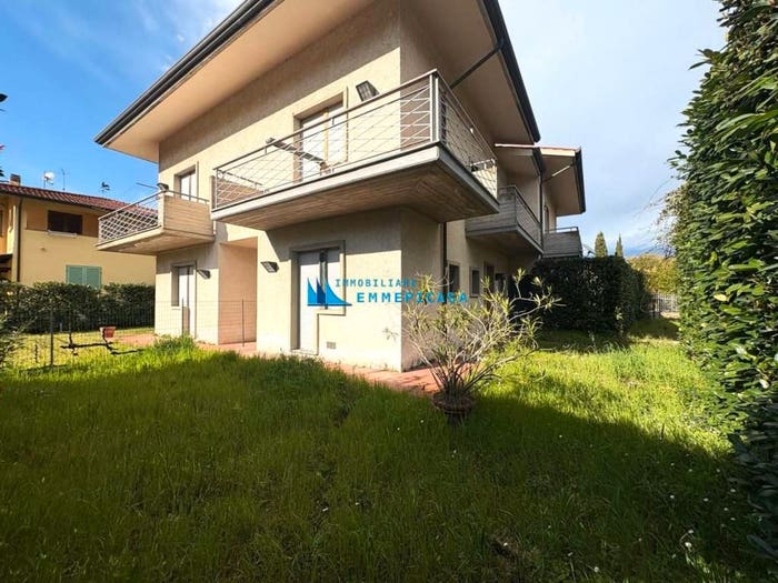 Casa quadrilocale in vendita in Via Arezzo, Marina di Massa Centro, Massa