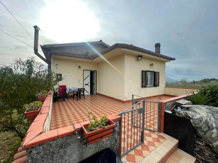 Casa con 6 locali in vendita in Via Zeppa Di Ferro SNC, Guardia Sanframondi