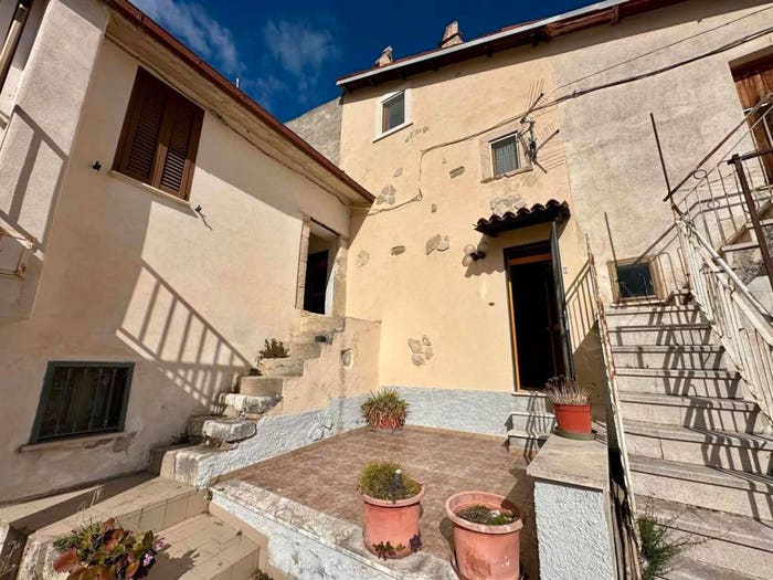 Casa trilocale in vendita in Via Fonte San Salvatore snc, Genzano Sassa, L'Aquila