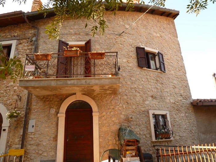 Appartamento trilocale in vendita in Piazza Maccafani, Pereto