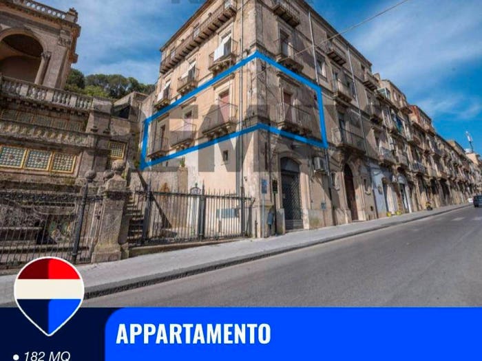 Appartamento con 6 locali in vendita in Via Roma, Centro, Caltagirone