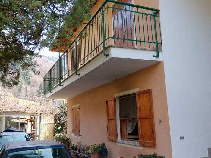 Appartamento con 6 locali in vendita in Via Montemozzo, Borzonasca
