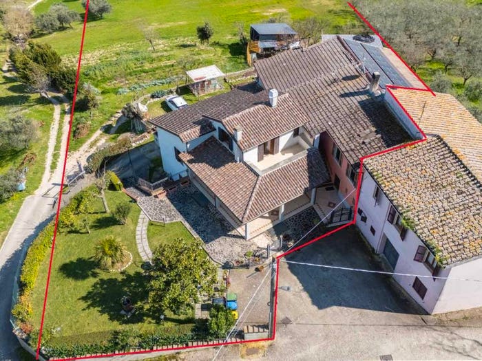 Casa con 6 locali in vendita in Vocabolo Ville di Vasciano, Stroncone