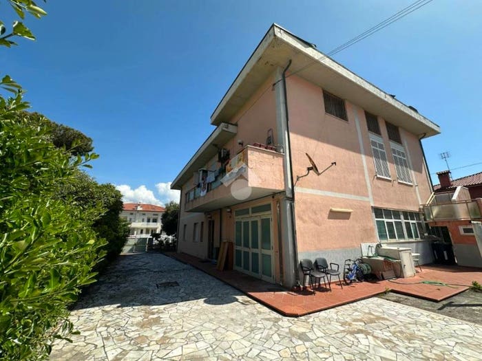 Appartamento trilocale in vendita in Via delle Pinete, Marina di Carrara, Carrara