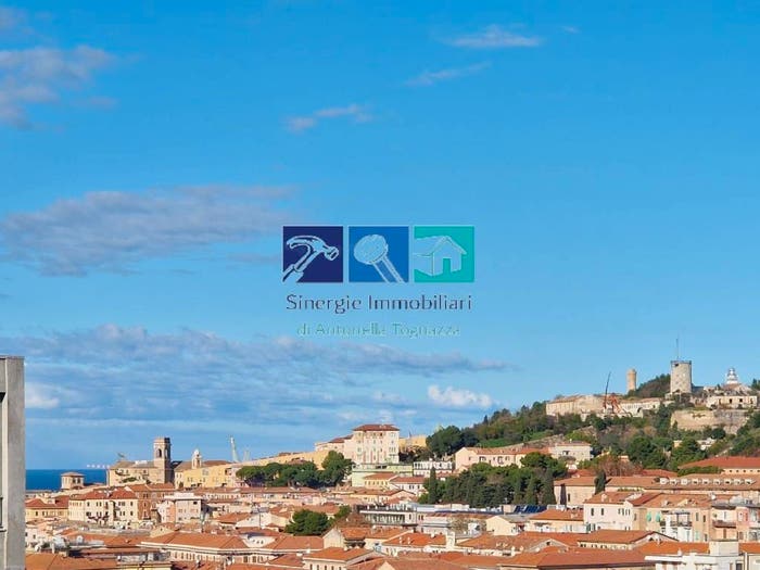 Appartamento con 6 locali in vendita in Borgo Rodi, Ancona