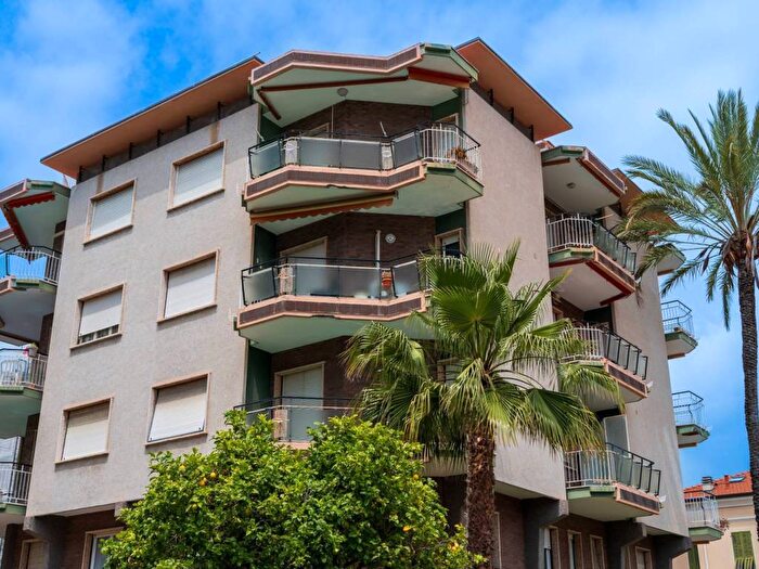 Appartamento trilocale in vendita in Via Regina Margherita, Centro, Bordighera