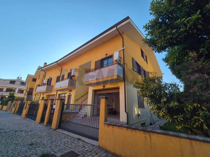 Casa con 6 locali in vendita in Via Antonella D'Aquino, Centro, Francavilla al Mare