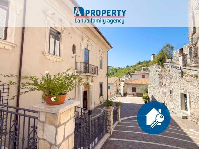 Appartamento con 6 locali in vendita in via Della chiesa, Vallinfreda