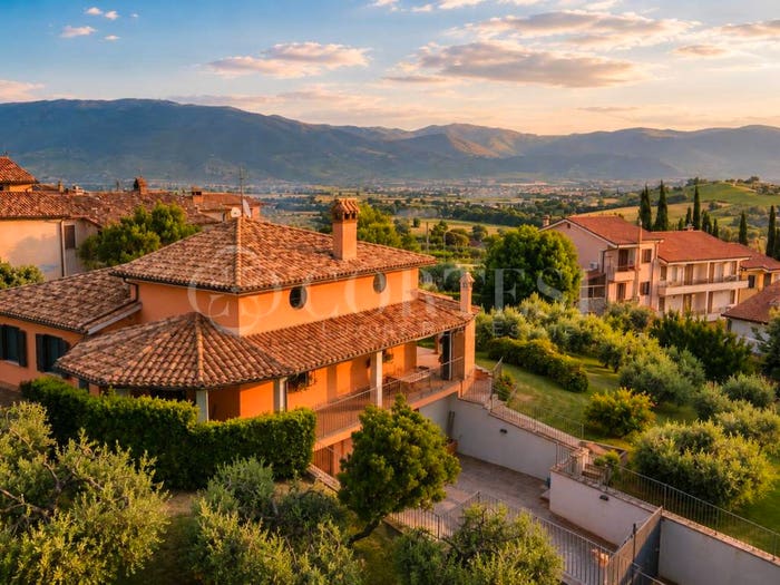 Casa con 6 locali in vendita in Via Rodabella, Castel Ritaldi