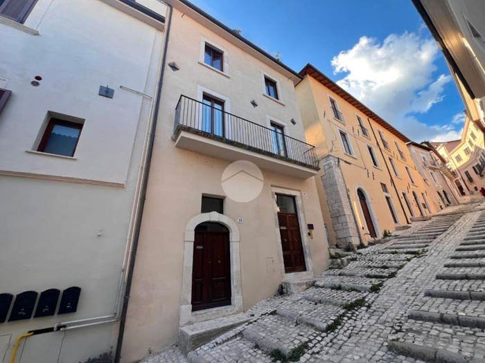 Casa trilocale in vendita in COSTA MASCIARELLI, Villa Comunale, L'Aquila