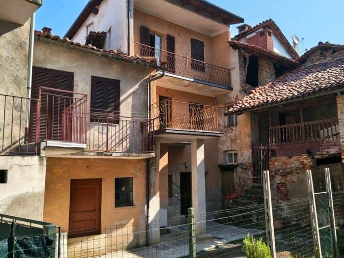 Casa con 6 locali in vendita in Via Principe Amedeo, Centro, Farigliano