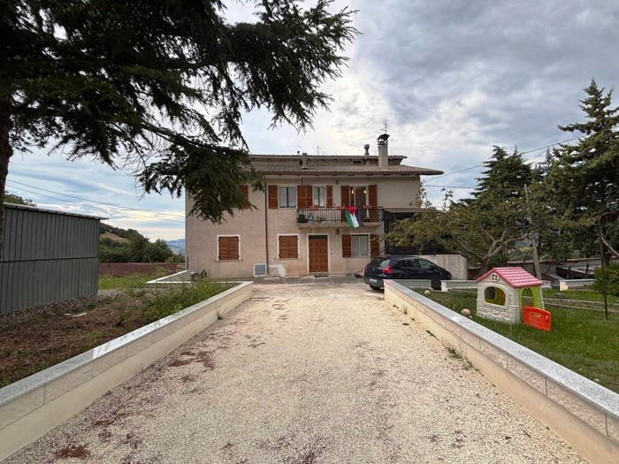 Appartamento con 5 locali in vendita in Serrapetrona