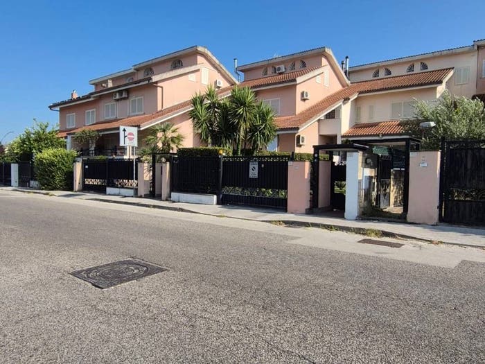 Casa con 6 locali in vendita in Via Filippo Brunelleschi, Via Ruggiero, Caserta