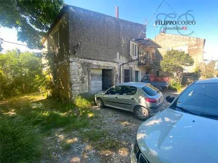 Appartamento con 6 locali in vendita in Via Merano, Simeri Crichi