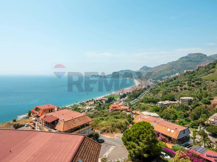 Appartamento trilocale in vendita in Via Sillemi, Letojanni