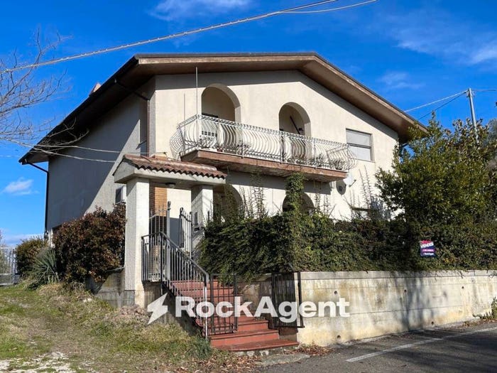 Casa con 6 locali in vendita in Contrada Feudo da Sole, Basciano