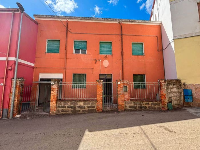 Casa con 6 locali in vendita in via Satta, Tula
