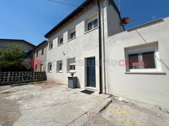 Casa con 5 locali in vendita in via salvo d'acquisto, Centro, Isola Rizza