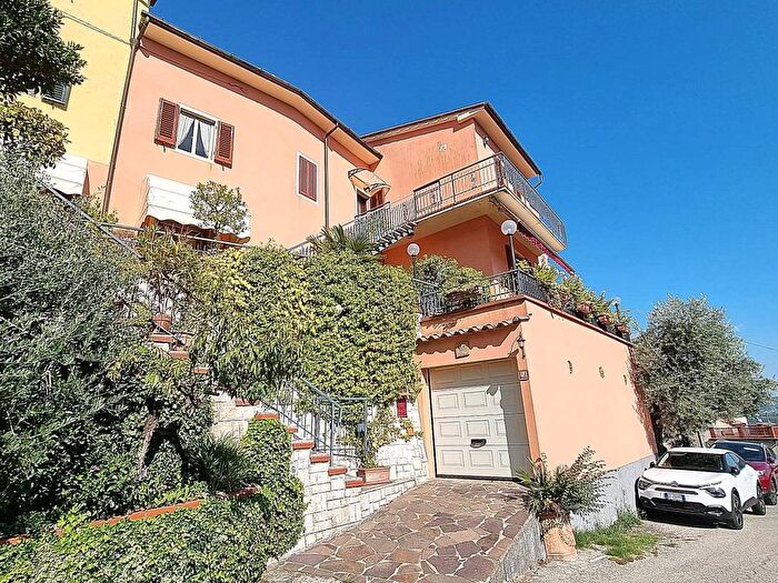 Casa con 6 locali in vendita in Via Castellina, Serravalle Pistoiese
