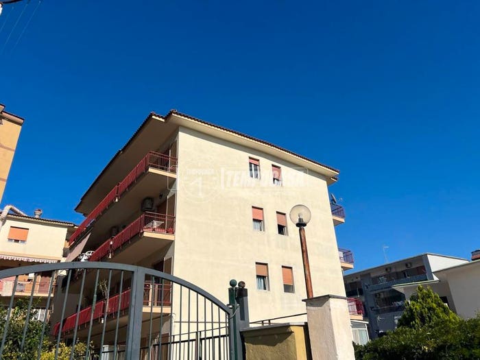 Appartamento trilocale in vendita in Via Provinciale Montagna Spaccata, Pianura, Napoli