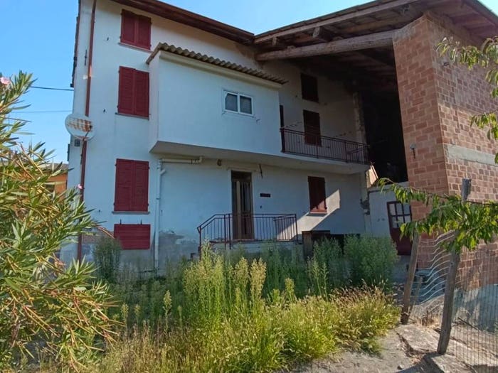 Casa con 6 locali in vendita in Frazione Fornace, Montesegale