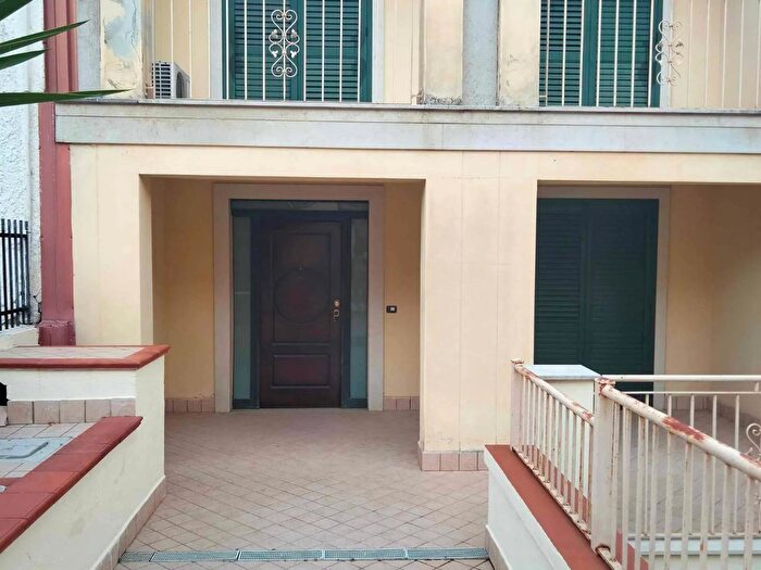 Casa con 8 locali in vendita in Via Giosuè Carducci, San Nicola La Strada