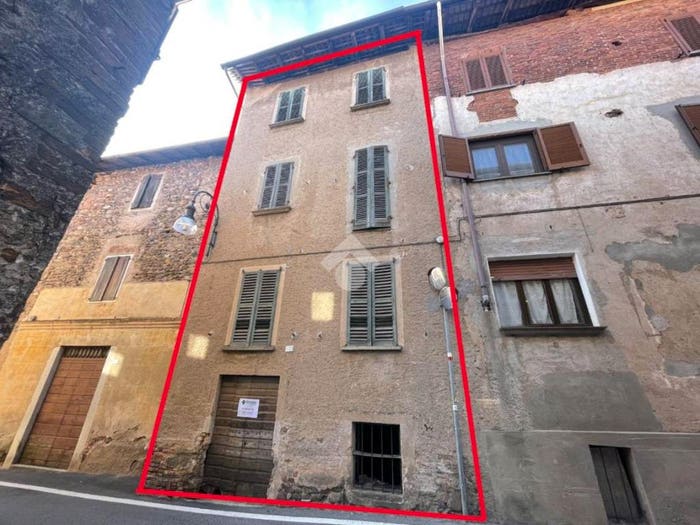 Casa con 6 locali in vendita in Via Manzoni, Maggiora
