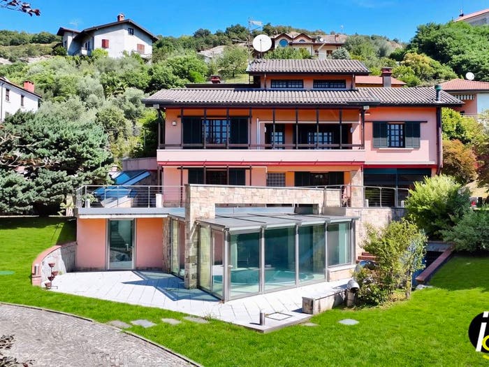 Casa con 6 locali in vendita in Centro, Leggiuno